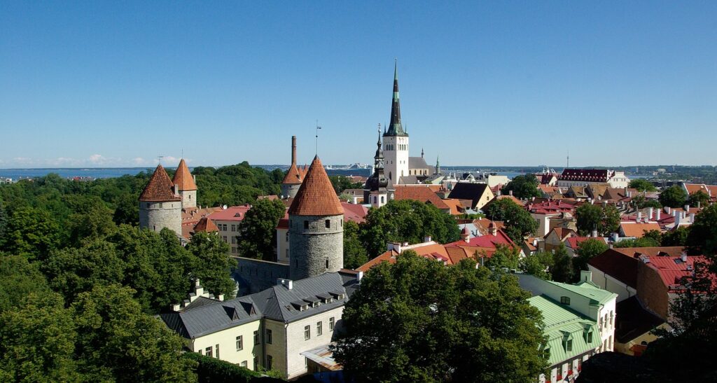 estonia, tallinn, roofs-912315.jpg